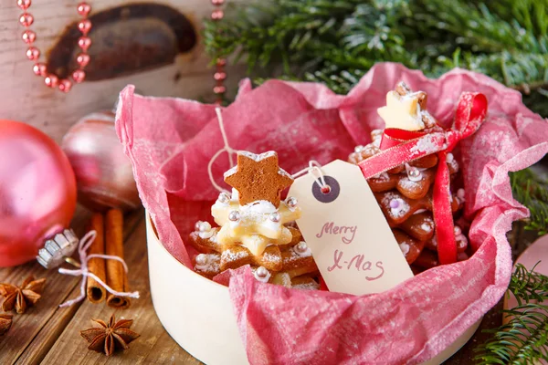 Zelf gebakken kerstboom als kado cadeau — Stockfoto