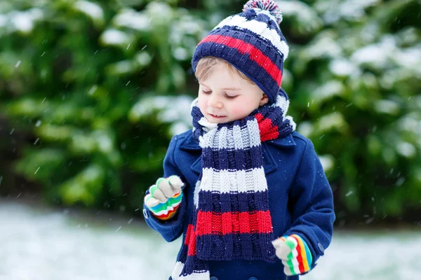 冬、屋外で雪と遊ぶ少年. — ストック写真