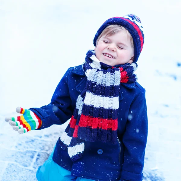 Bonito pouco engraçado menino no colorido inverno roupas ter diversão com — Fotografia de Stock