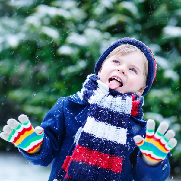 Mignon petit drôle garçon dans coloré hiver vêtements avoir amusant avec — Photo