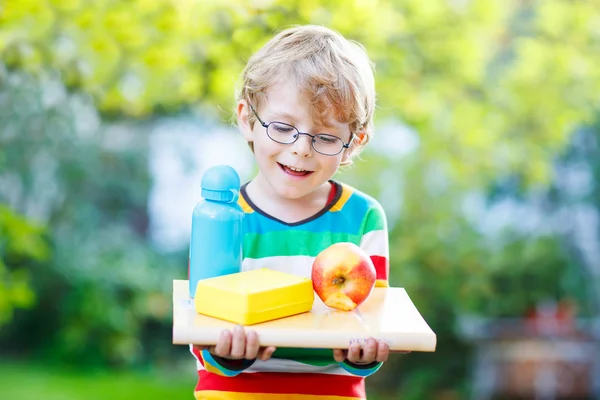 Çok güzel okullu çocuk kitapları ile elma ve İçecek şişe — Stok fotoğraf