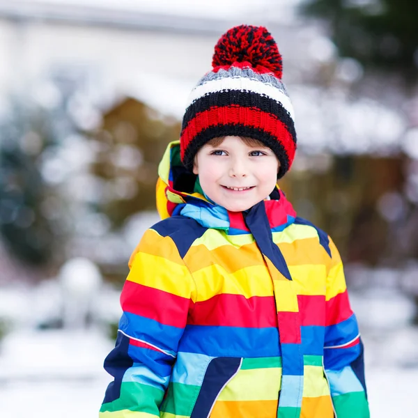 Retrato de menino em roupas coloridas no inverno, ao ar livre — Fotografia de Stock