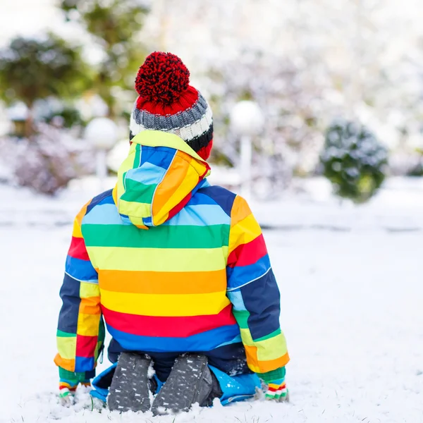 Ritratto di bambino in abiti colorati in inverno, all'aperto — Foto Stock