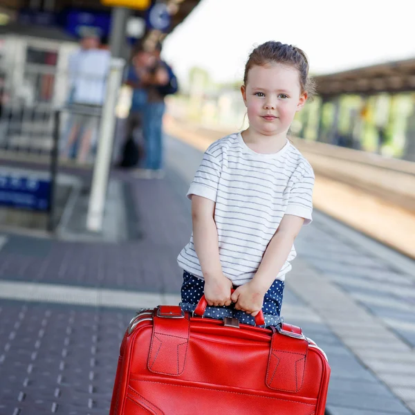 Linda niña en una estación de tren . — Foto de Stock