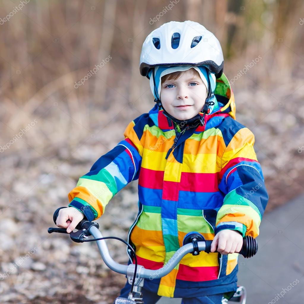 Bambino bambino nel casco di sicurezza e bici di guida impermeabile colorato outd — Foto