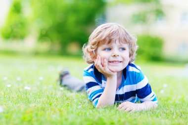 rüya ve çim sahada zevk mutlu çocuk