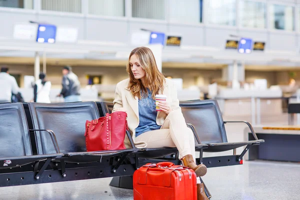 Frau auf internationalem Flughafen wartet am Terminal auf Flug — Stockfoto