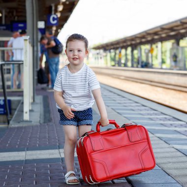 Sevimli küçük kız bir tren istasyonu.