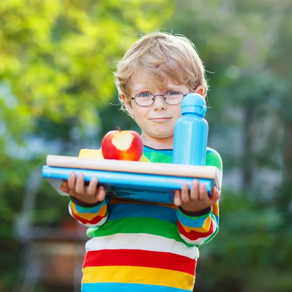 Menino da escola com livros, maçã e garrafa de bebida — Fotografia de Stock