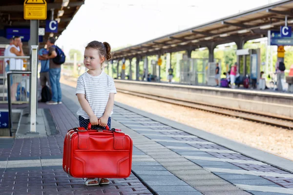 Cute dziewczynka na stacji kolejowej. — Zdjęcie stockowe