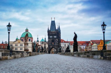 Sabahın erken saatlerinde Çek Cumhuriyeti Prag 'da terk edilmiş Charles Köprüsü' nde..