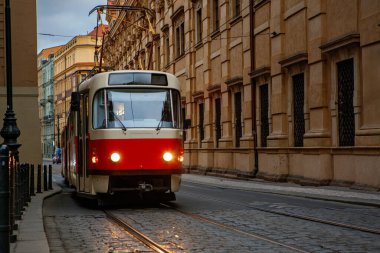 Çek Cumhuriyeti Prag 'da gece çalışan tarihi kırmızı ve krem rengi Tatra T3 tramvayı