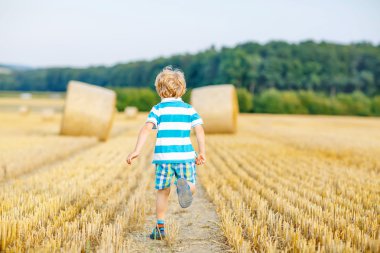 Saman sahada, açık havada oynarken küçük çocuk çocuk