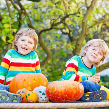 Jack-o-lantern yapma iki küçük kardeş çocuklar Cadılar Bayramı için bir