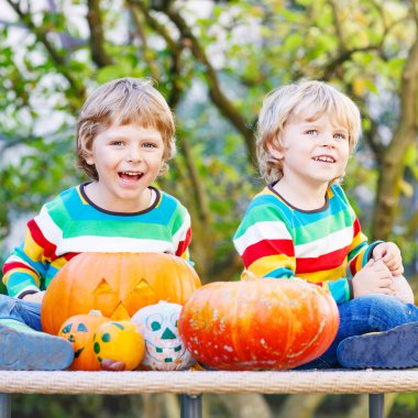 Jack-o-lantern yapma iki küçük arkadaş çocuklar Cadılar Bayramı için bir