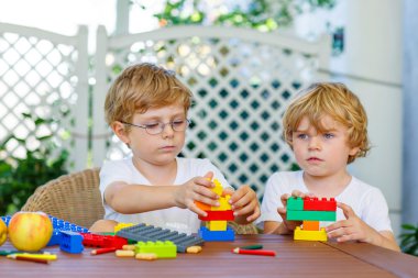 İki küçük plastik blokları ile birlikte oynayan çocuklar çocuk