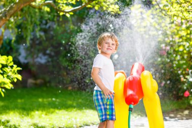 bir bahçe hortumu ile oynarken küçük çocuk çocuk