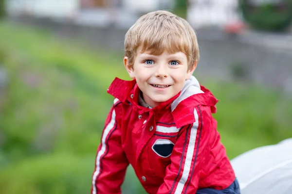 Portrait of little schoolboy outdoors on rainy day — Stock Photo, Image
