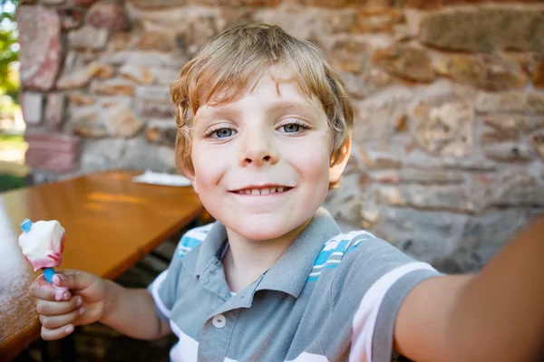 Enfant garçon prendre selfie avec téléphone mobile — Photo