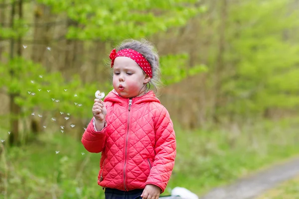 Söt liten tjej koppla av på skönhet sommar landskap bakgrund — Stockfoto