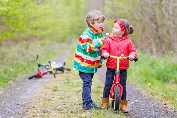 Little girl and boy playing together in forest — Stock Photo, Image