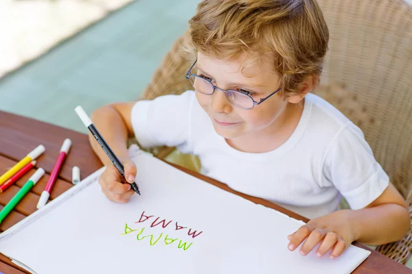家で宿題を作るガラスの小さな男の子 — ストック写真