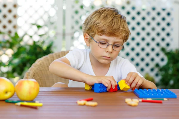 Μικρό παιδί αγόρι που παίζει με το πλαστικό μπλοκ — Φωτογραφία Αρχείου