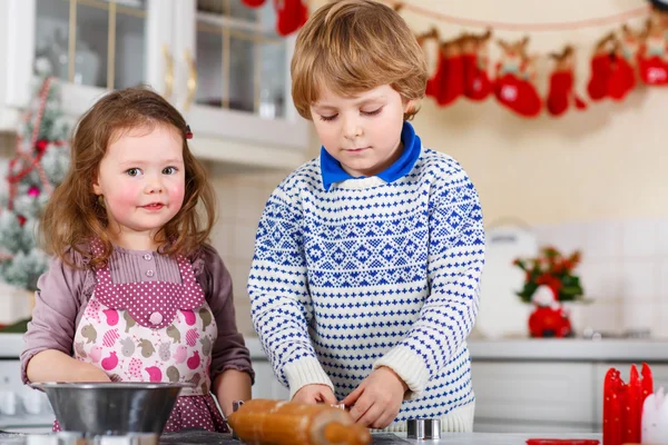 Αγόρι και κορίτσι ψήσιμο Χριστουγέννων μπισκότα στο σπίτι — Φωτογραφία Αρχείου