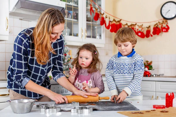 Feliz família fazendo biscoitos de Natal em casa — Fotografia de Stock