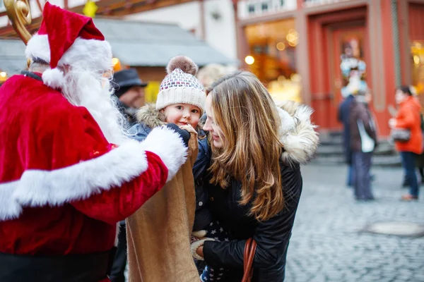 Anneyle Noel piyasasında küçük yürümeye başlayan çocuk kız. — Stok fotoğraf