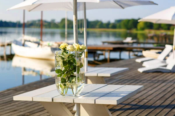 Bouquet di rose bianche per decorazione di un matrimonio — Foto Stock