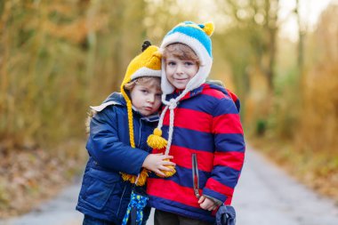 Soğuk günde sarılma iki komik küçük çocuk kardeş çocuğu