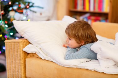 Noel tr üzerinde seyir sarışın saç sevimli küçük çocuk çocukla