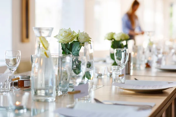 Table set in white for wedding or event party — Stockfoto
