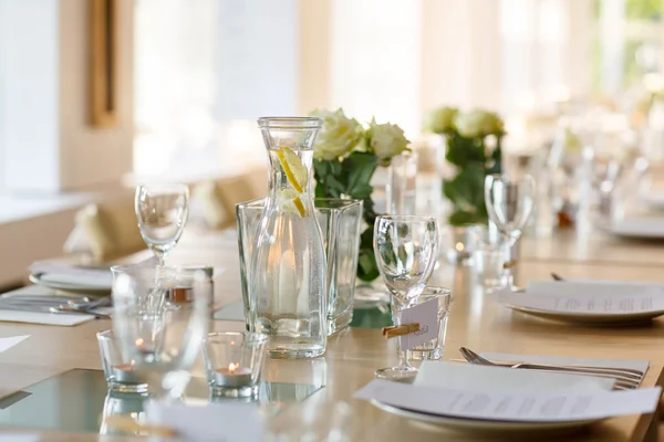 Table set in white for wedding or event party — Stock Photo, Image