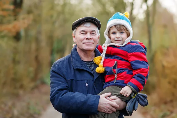 Feliz abuelo con su nieto en el brazo —  Fotos de Stock