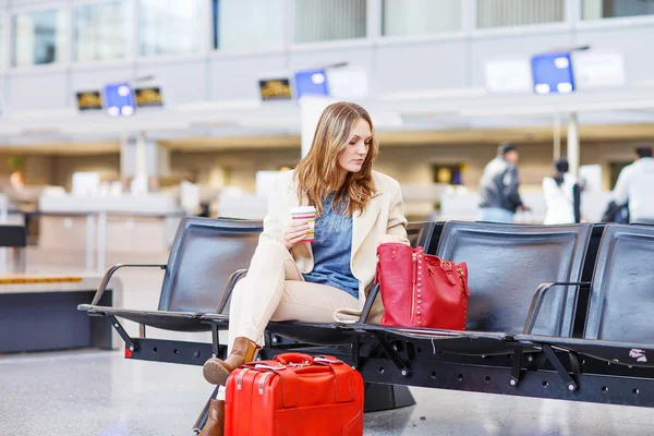 Frau auf internationalem Flughafen wartet am Terminal auf Flug — Stockfoto