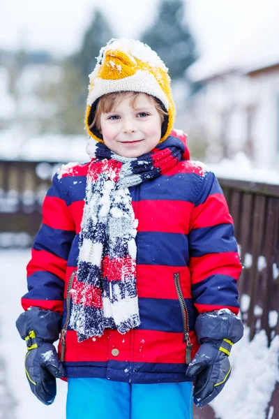 Retrato de criança em roupas coloridas no inverno, ao ar livre — Fotografia de Stock