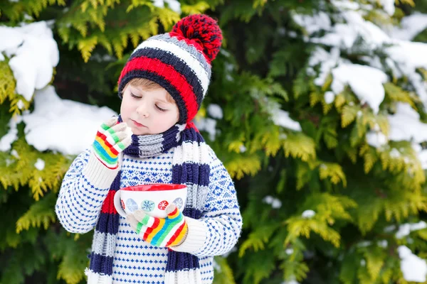 Schattige jongen houden grote cup en warme chocolade drinken en marshmallo — Stockfoto