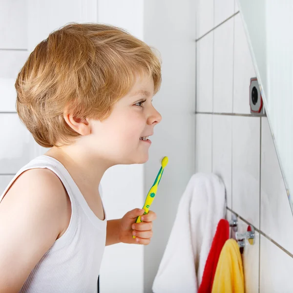 Beau tout-petit garçon se brossant les dents, à l'intérieur — Photo