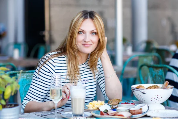 Jeune femme prenant un petit déjeuner sain dans un café extérieur — Photo