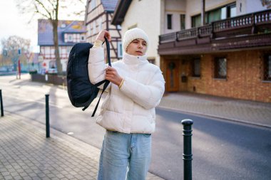 Ergen çocuk okula yürüyor. Akıllı telefon kullanan genç çocuk