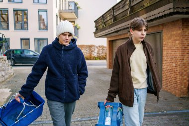 İki genç çocuk, alışveriş yapmak ve maden suyu kutularını değiştirmek için markete giden en iyi arkadaşlar.