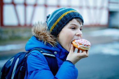 Kreppel adında tatlı turta yiyen çocuk Almanca veya rugelach sufganiyot. Pastalı çocuk, karnavalda dini yemekler Almanya 'da ya da Musevi Chanukka festivalinde.
