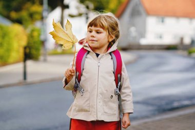 Oyun okulundaki ilk gününde küçük tatlı bir kız çocuğu. Sağlıklı, mutlu bir çocuk anaokuluna gidiyor. Sırt çantalı çocuk şehir sokaklarında kreşe gidiyor..