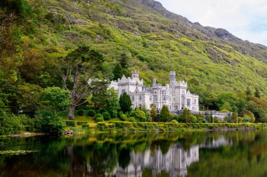Connemara, County Galway, İrlanda, Avrupa su yansımaları ile Kylemore Abbey. Benedictine manastırı 1920 yılında Kylemore Kalesi'nin arazisinde kurulmuştur. Mainistir na Coille Moire.