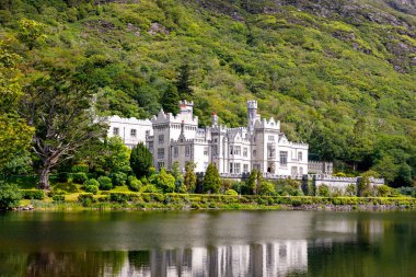 Connemara, County Galway, İrlanda, Avrupa su yansımaları ile Kylemore Abbey. Benedictine manastırı 1920 yılında Kylemore Kalesi'nin arazisinde kurulmuştur. Mainistir na Coille Moire.