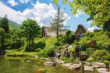 Japon tarihi köyü Shirakawa-go yazları geleneksel gthe-zukuri evleri, dik sazdan çatılar ve yeşil dağ manzarası ile