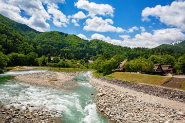 Japon tarihi köyü Shirakawa-go yazları geleneksel gthe-zukuri evleri, dik sazdan çatılar ve yeşil dağ manzarası ile
