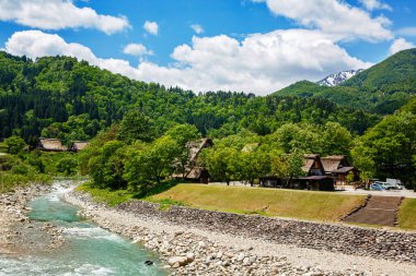 Japon tarihi köyü Shirakawa-go yazları geleneksel gthe-zukuri evleri, dik sazdan çatılar ve yeşil dağ manzarası ile